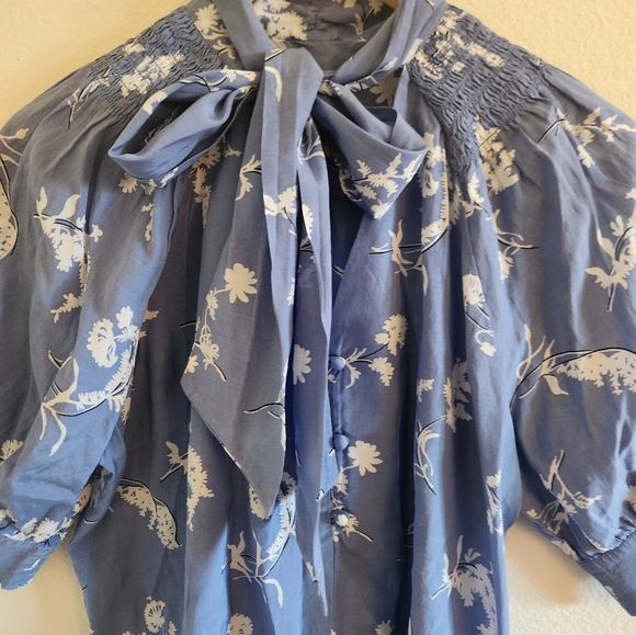 Blue and white floral top with bow and buttons - Picture 2 of 4